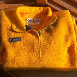 Medium Vintage Columbia Snap T